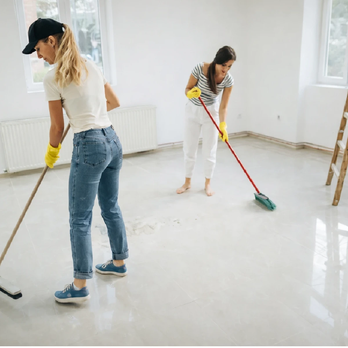 Equipo de limpieza al final de una obra