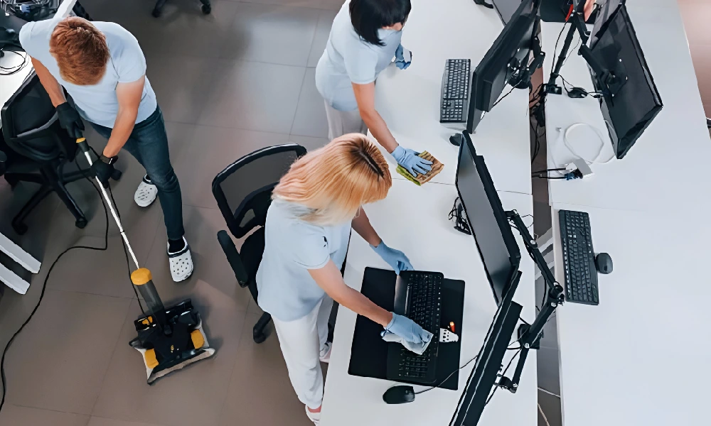 equipo limpiando una oficina en Barcelona