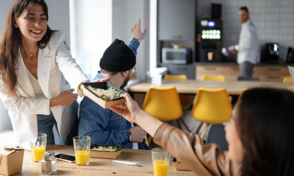 Buen ambiente laboral en el comedor de una oficina