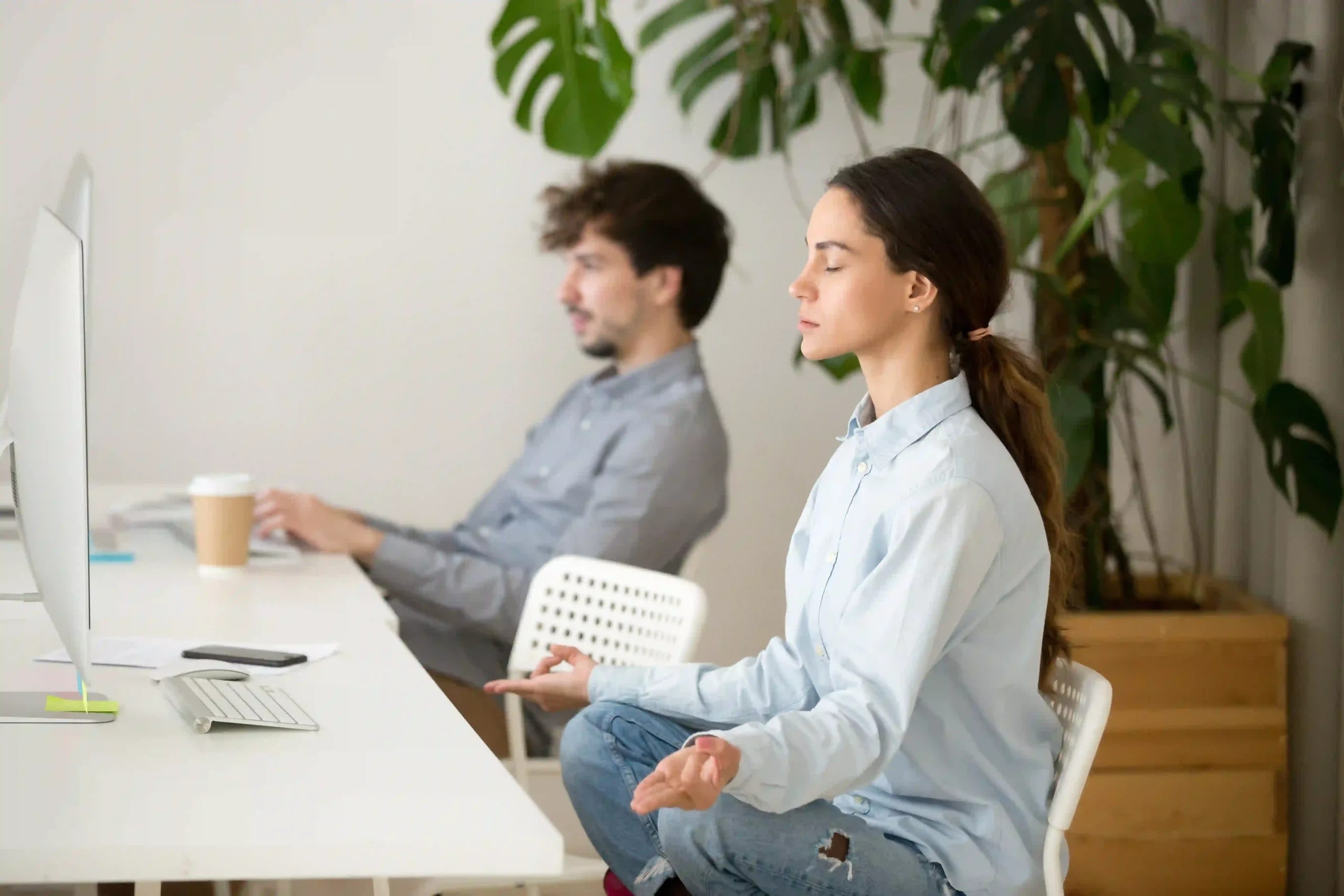 mujer contenta por una limpieza ecologica