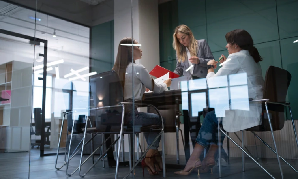 oficina con cristales grandes