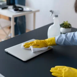 Cómo la limpieza ecológica mejora el bienestar en tu oficina